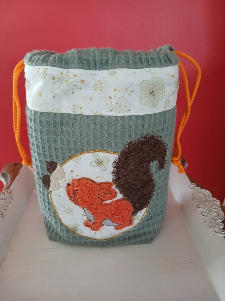 Ecureuil et son gland (appliqué) 2