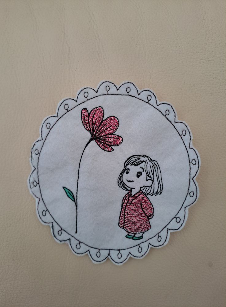 Petite fille à la fleur en mylar 2