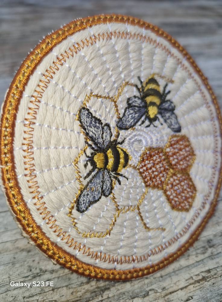 Sous verre Abeille en macramé 3