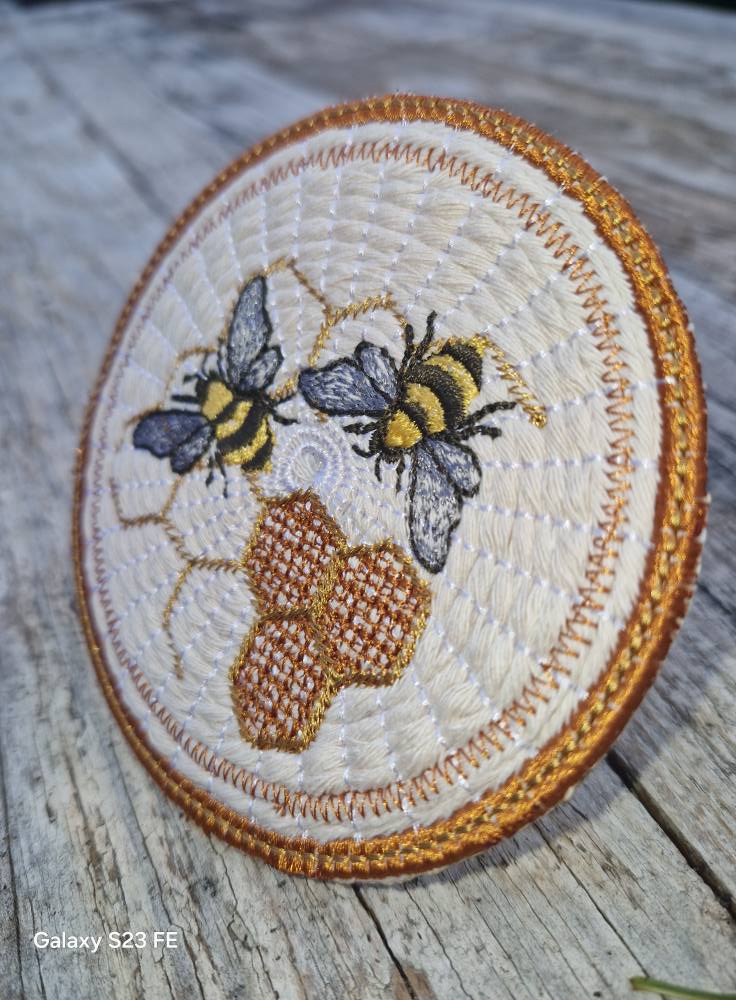 Sous verre Abeille en macramé 4