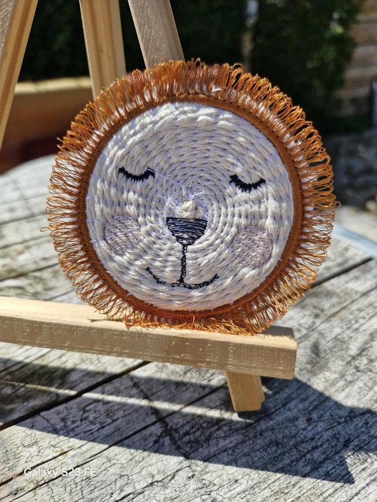 Sous verre tête de lion en macramé à frange