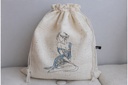 Jeune femme assise
