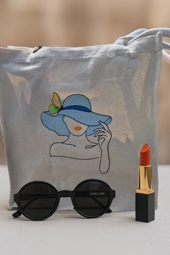 La femme au chapeau papillon