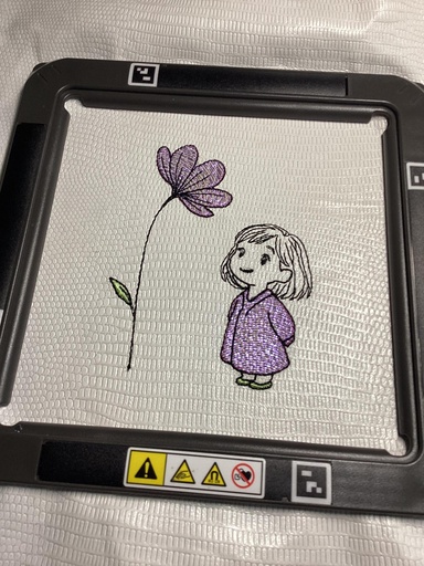 Petite fille à la fleur en mylar