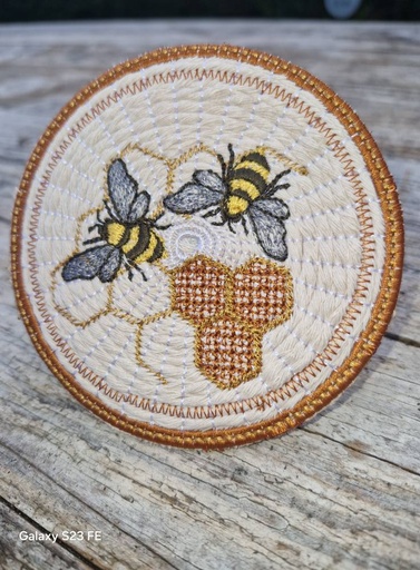 Sous verre Abeille en macramé