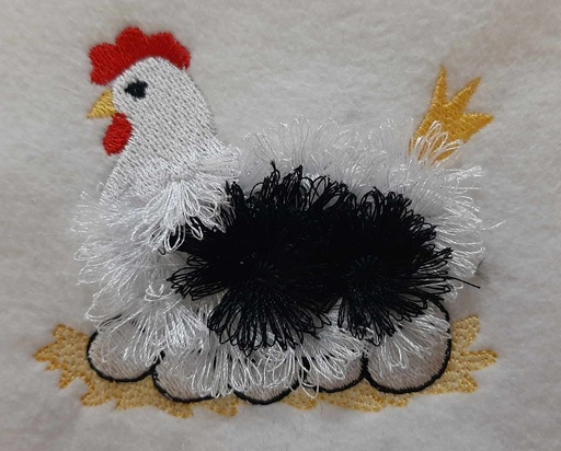 Poule frange sur son nid