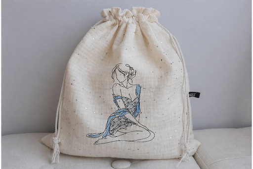 Jeune femme assise